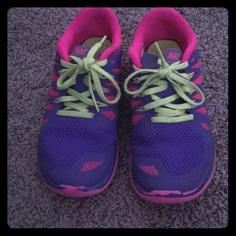 Tennis shoes